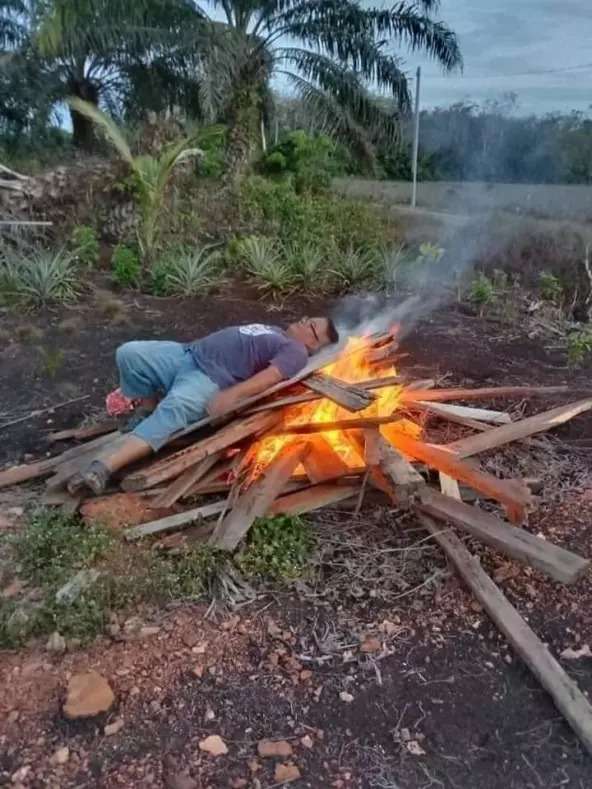Bikin Konten ‘Bakar’ Lemak di Atas Api, Pria ini Dihujat Warganet