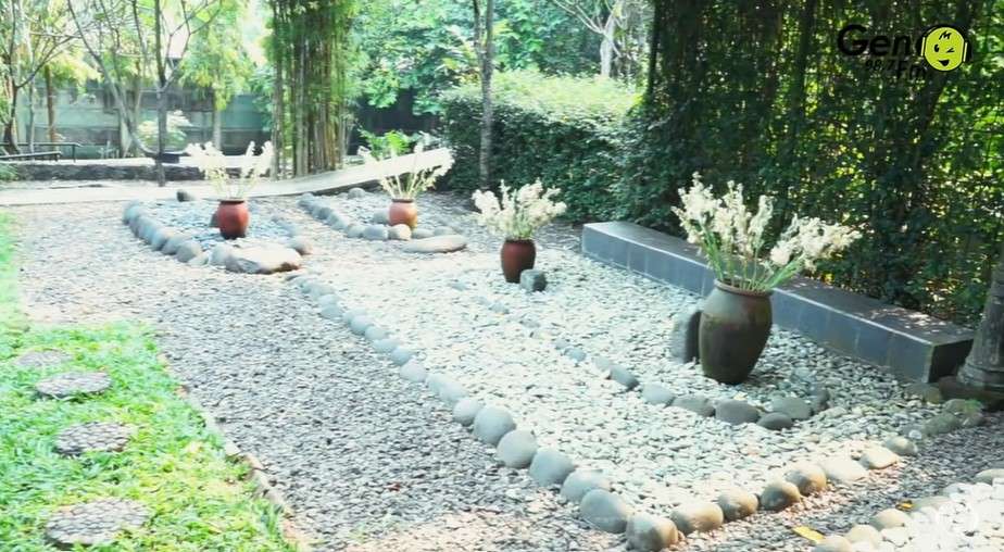 Makam keluarga Iwan Fals