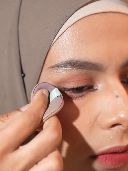 Memakai Eyeliner