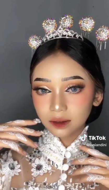 Transformsi wajah polos gadis berkulit sawo matang dibilang mirip Nikita Willy.