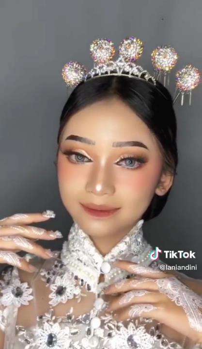 Transformsi wajah polos gadis berkulit sawo matang dibilang mirip Nikita Willy.