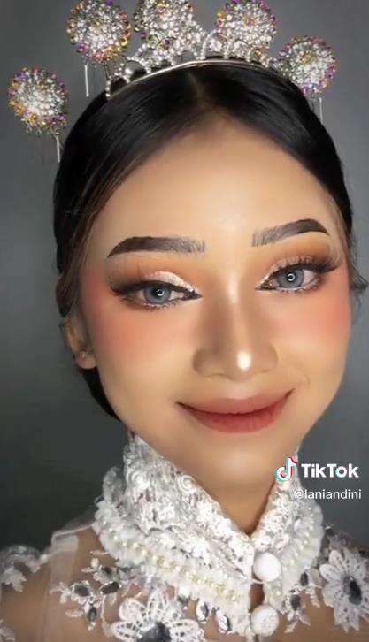 Transformsi wajah polos gadis berkulit sawo matang dibilang mirip Nikita Willy.