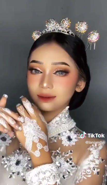 Transformsi wajah polos gadis berkulit sawo matang dibilang mirip Nikita Willy.