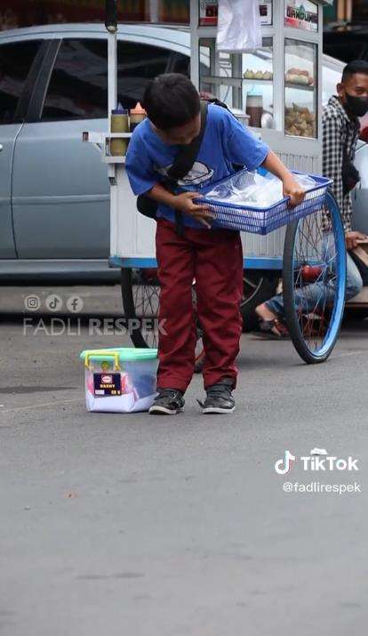 Cerita sedih bocah SD penjual kue rindu ayahnya.