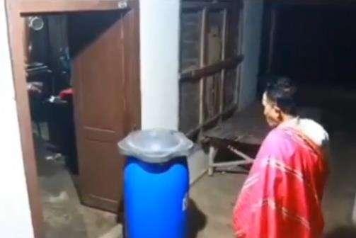 Dihantui pocong, kakek ini tak takut sama sekali.
