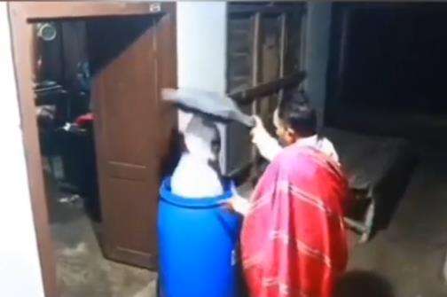 Dihantui pocong, kakek ini tak takut sama sekali.