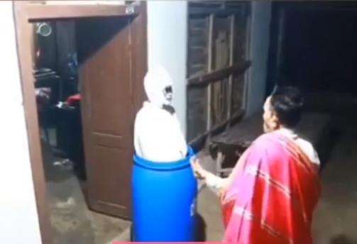 Dihantui pocong, kakek ini tak takut sama sekali.