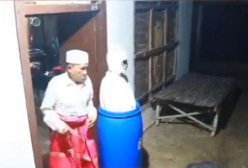Dihantui pocong, kakek ini tak takut sama sekali.