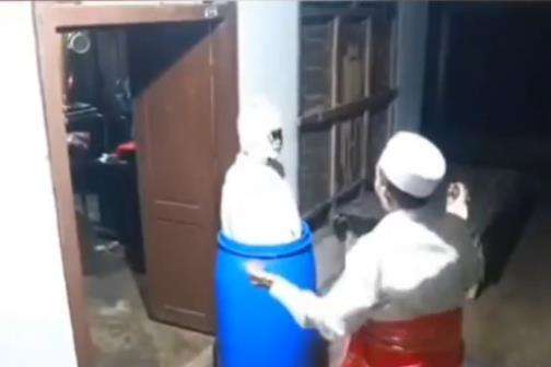 Dihantui pocong, kakek ini tak takut sama sekali.