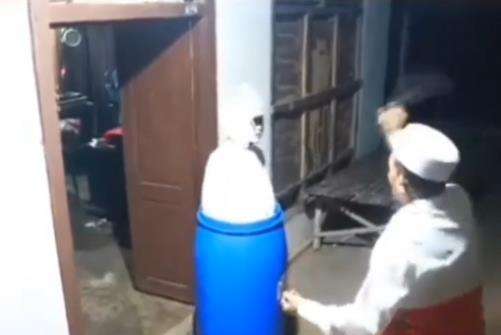 Dihantui pocong, kakek ini tak takut sama sekali.