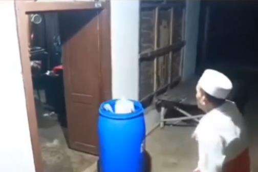 Dihantui pocong, kakek ini tak takut sama sekali.