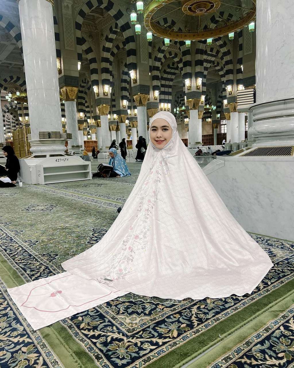 Potret Oki Setiana Dewi Ibadah Umroh