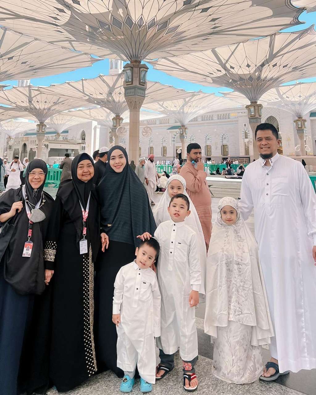 Potret Oki Setiana Dewi Ibadah Umroh