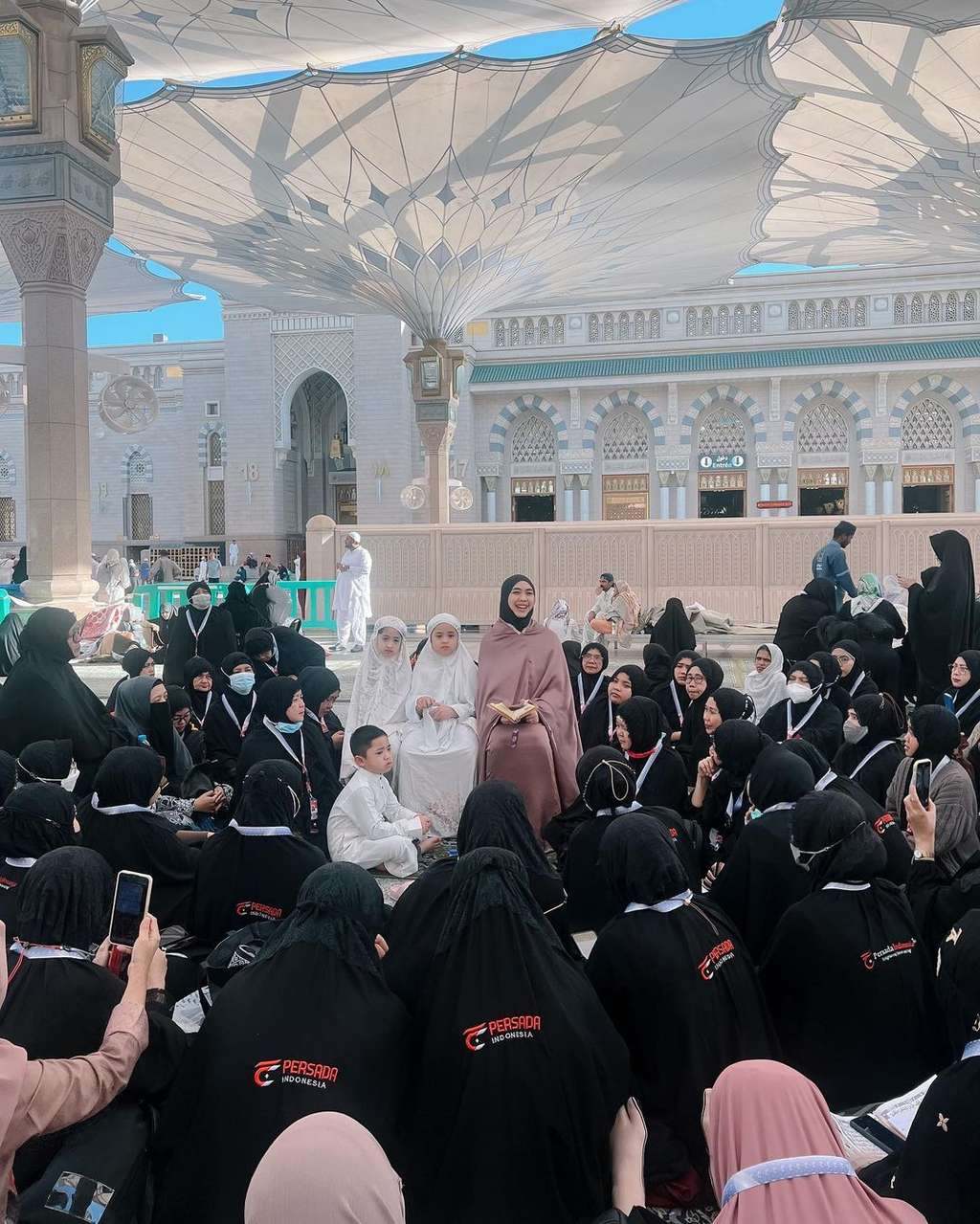 Potret Oki Setiana Dewi Ibadah Umroh