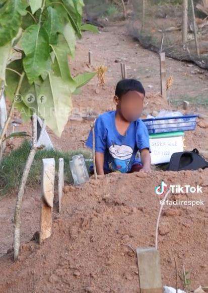 Bocah penjual asongan
