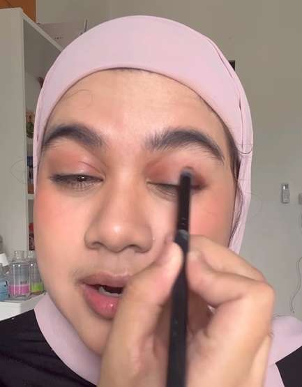 Memakai Eyeshadow