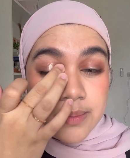 Memakai Eyeshadow