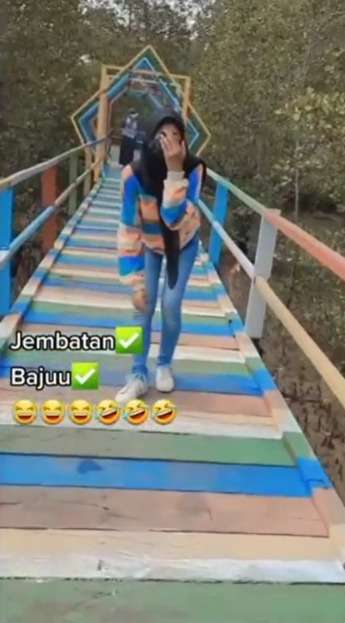 Momen Ngakak Warna Baju Sama Kayak Jembatan, Bagai Kembar Tak Terpisahkan