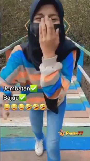 Momen Ngakak Warna Baju Sama Kayak Jembatan, Bagai Kembar Tak Terpisahkan