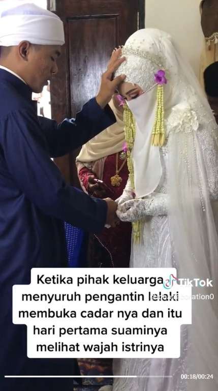 Momen Pertama Kali Pria Lihat Wajah Istri Setelah Akad, Bikin Warganet Iri!