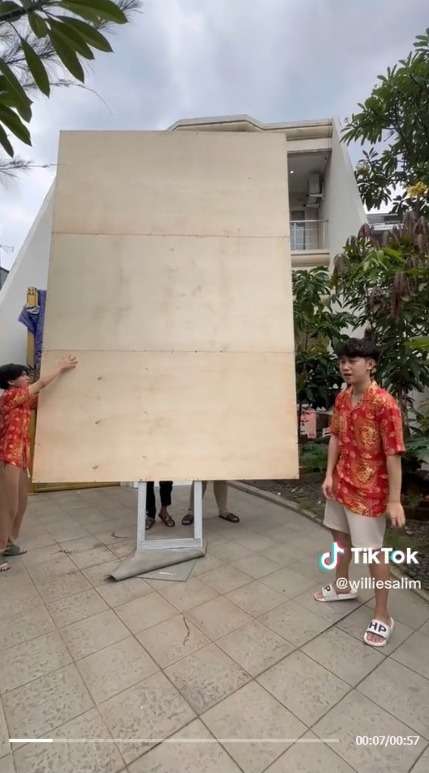 Begini Jadinya Penampakan Uang Rp1 Miliar Ditempel di Triplek, Jadi Angpao Terbesar di Dunia