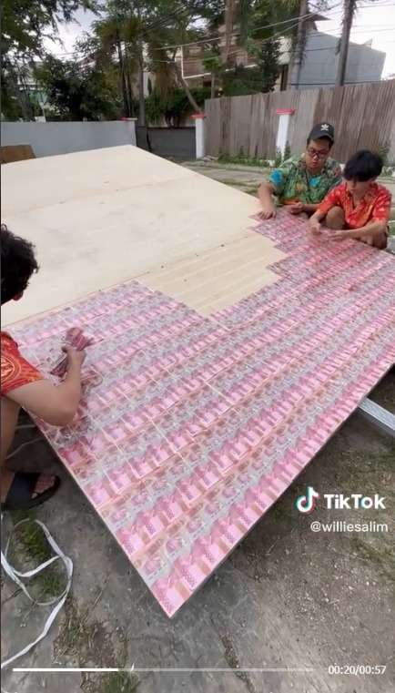 Begini Jadinya Penampakan Uang Rp1 Miliar Ditempel di Triplek, Jadi Angpao Terbesar di Dunia