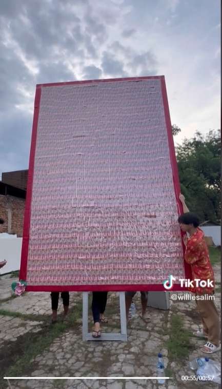 Begini Jadinya Penampakan Uang Rp1 Miliar Ditempel di Triplek, Jadi Angpao Terbesar di Dunia