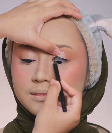 Memakai Eyeliner