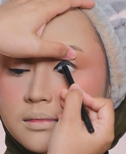 Memakai Eyeliner