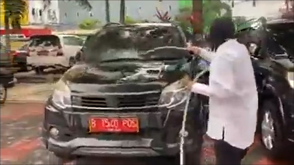 Viral Aksi Mensos Risma Cuci Mobil Dinas, Ternyata Mobilnya Nunggak Pajak