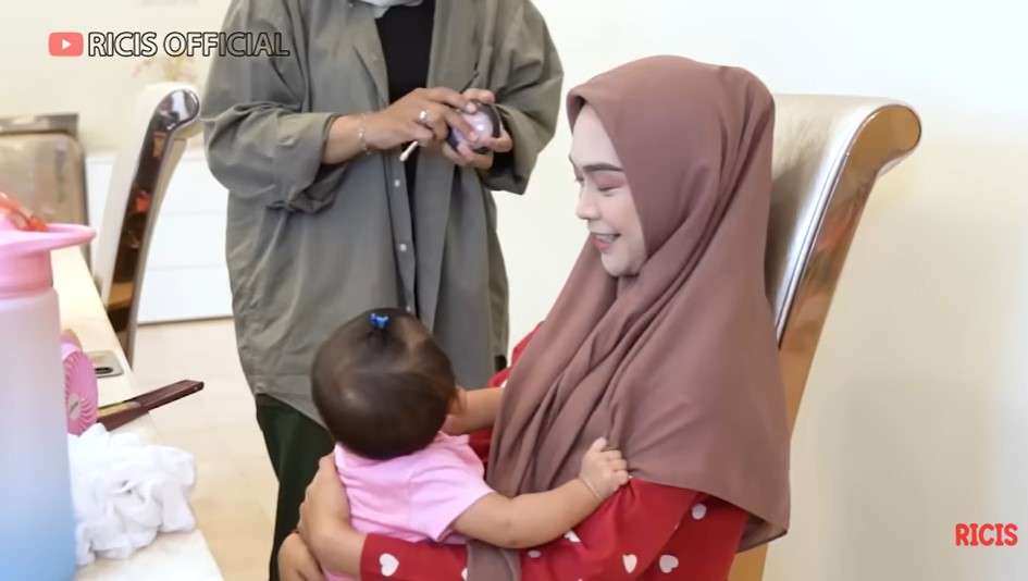 Potret Moana Putri Ria Ricis dan Teuku Ryan