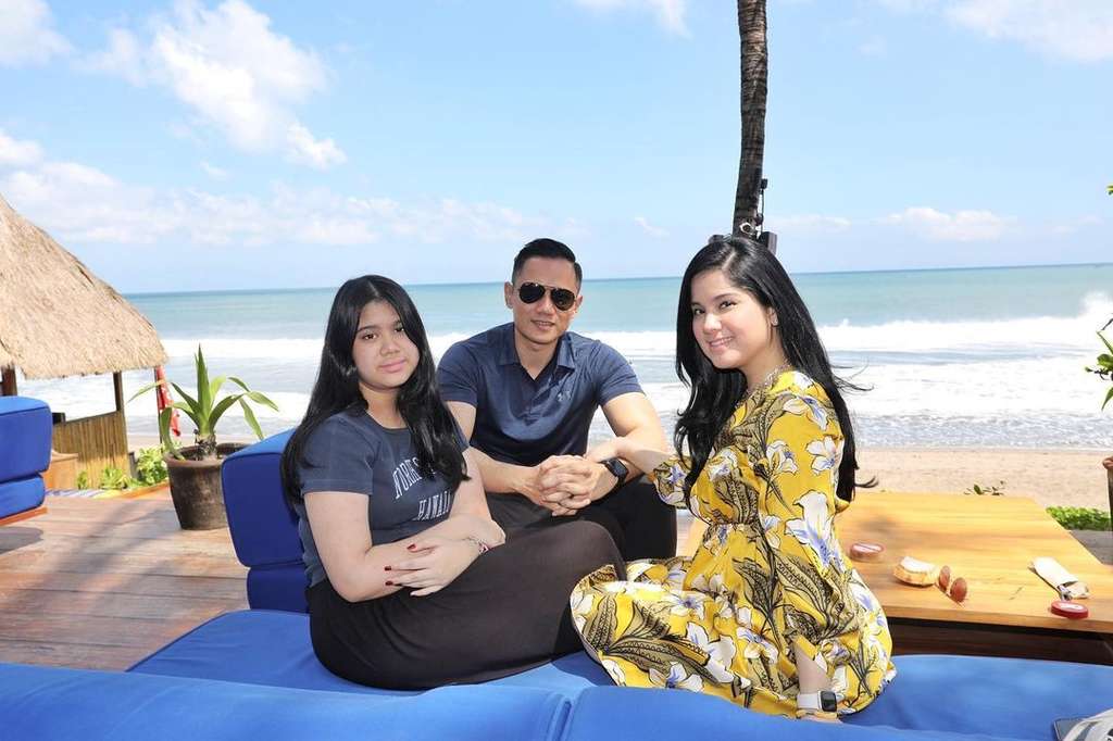 Anissa Pohan bersama AHY dan putrinya