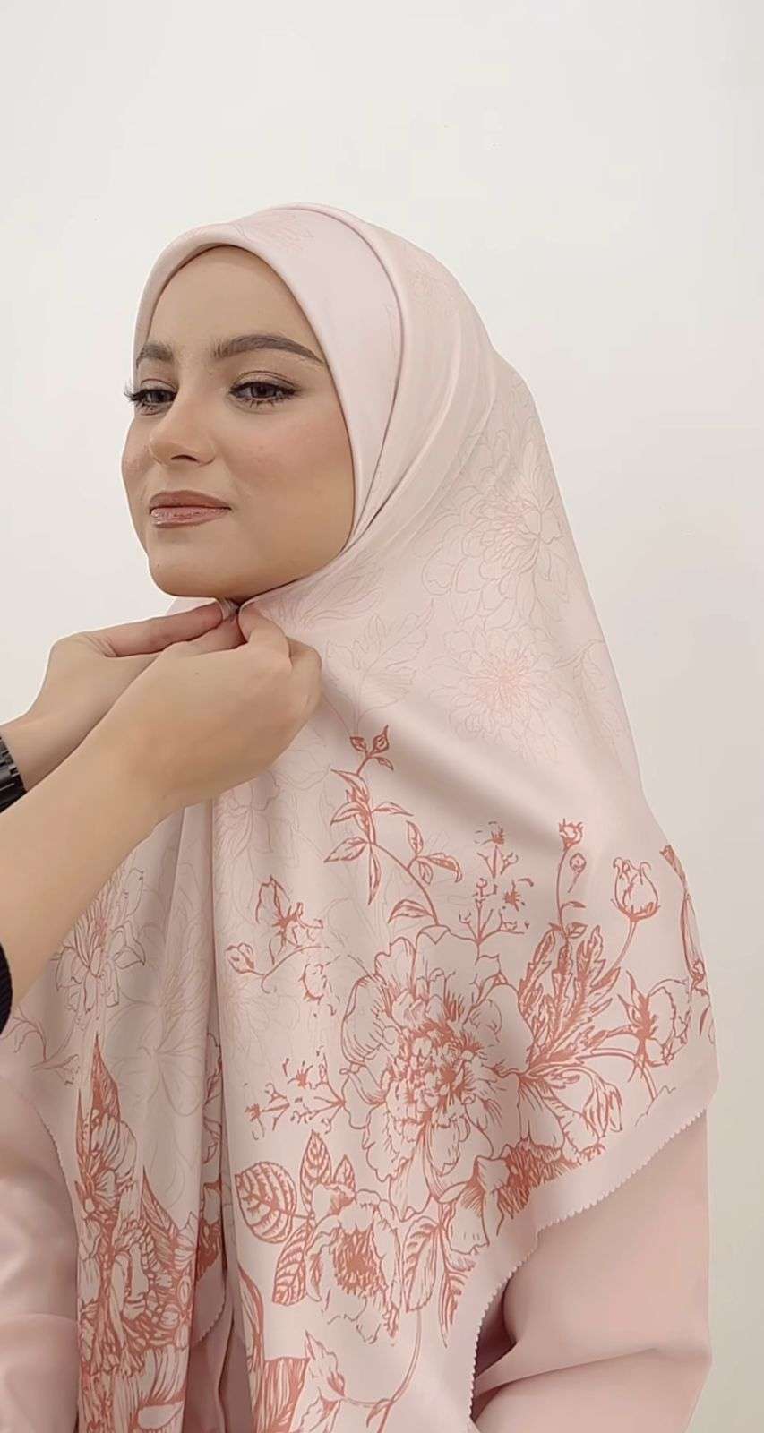 Tampil Elegan dengan Kerudung Segi Empat Motif Bahan Satin