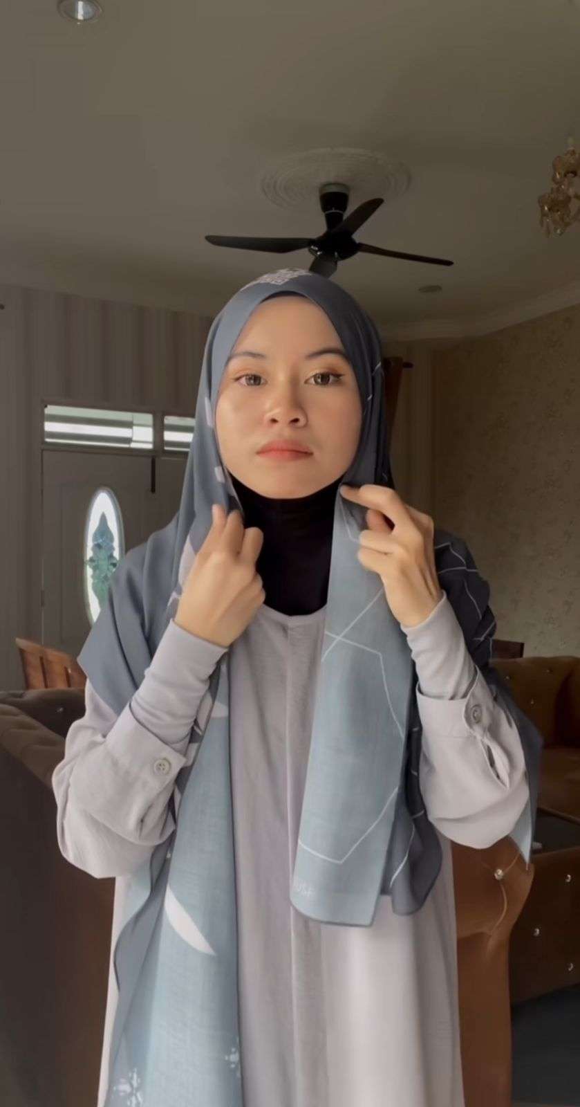 Coba Styling Pashmina Motif Menutup Dada, Look Jadi Elegan