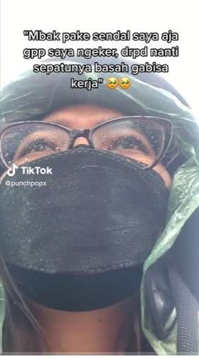 Ojol Rela Nyeker Demi Sepatu Penumpang Tak Basah, Kebaikannya Buat Warganet Terharu
