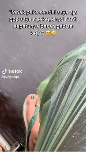 Ojol Rela Nyeker Demi Sepatu Penumpang Tak Basah, Kebaikannya Buat Warganet Terharu