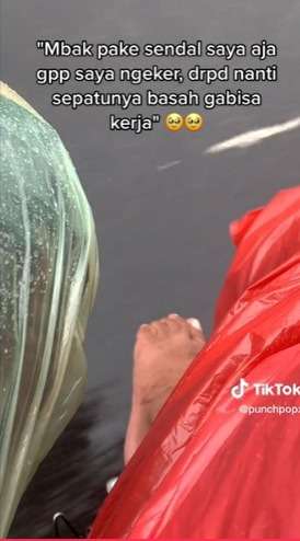Ojol Rela Nyeker Demi Sepatu Penumpang Tak Basah, Kebaikannya Buat Warganet Terharu