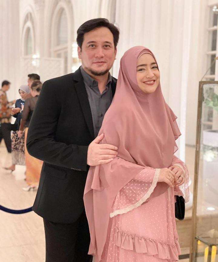 Potret Cindy Fatikasari dan Suami