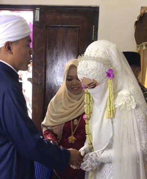 Momen pengantin pria bertemu pertama kali dengan istri usai akad nikah.