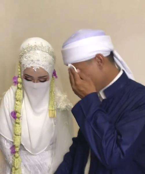 Momen pengantin pria bertemu pertama kali dengan istri usai akad nikah.