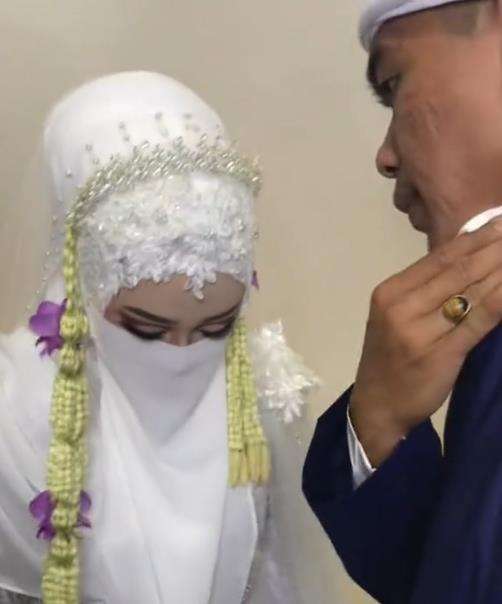 Momen pengantin pria bertemu pertama kali dengan istri usai akad nikah.