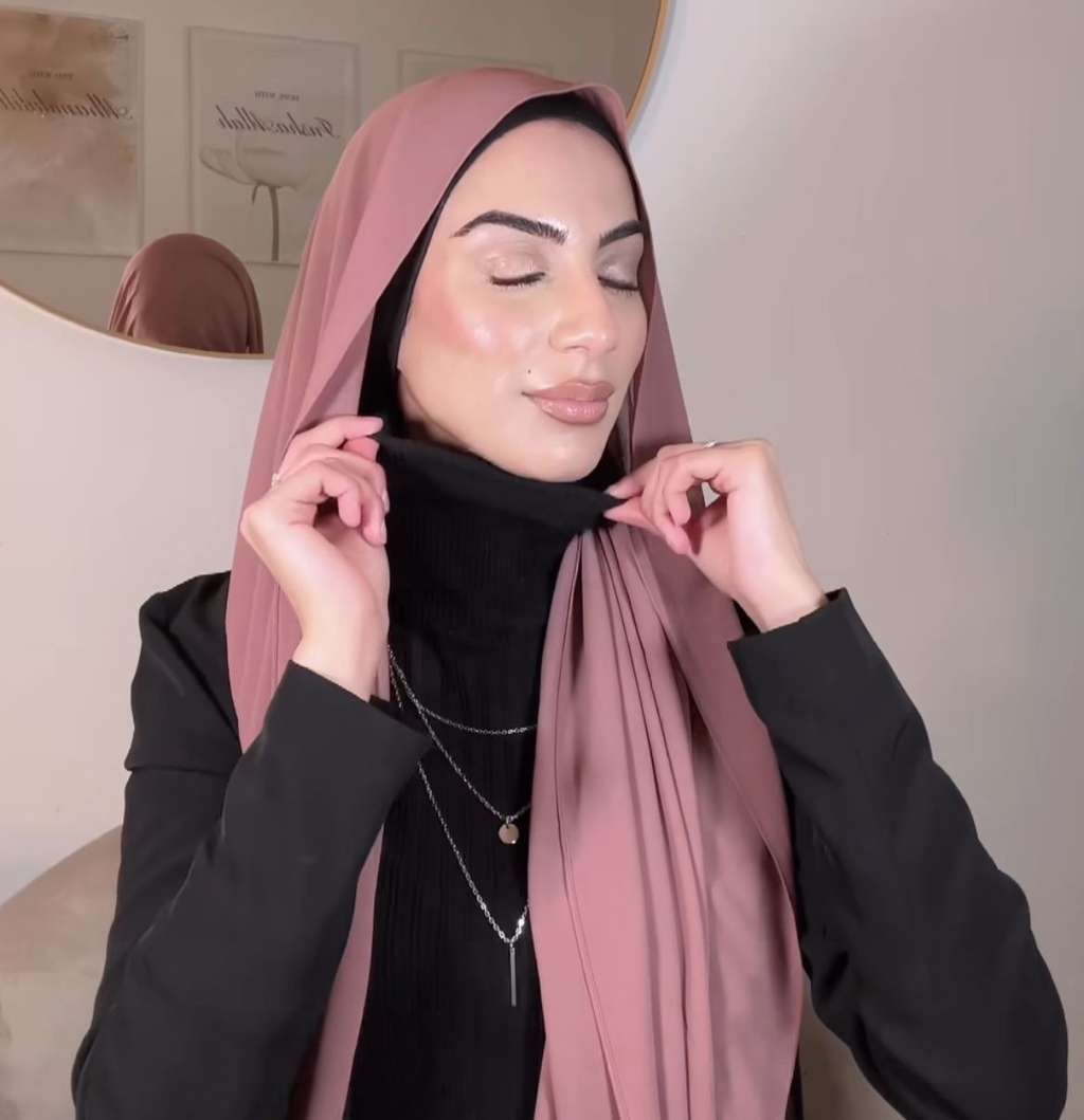 Manfaatkan Turtle Neck untuk Style Hijab Flowy dengan Leher Tertutup