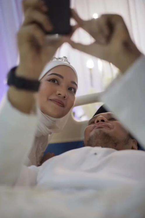 Momen pernikahan mengharukan, pengantin pria tergolek di pelaminan.