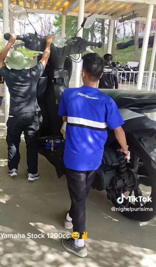 Viral penampakan sepeda motor matic raksasa.