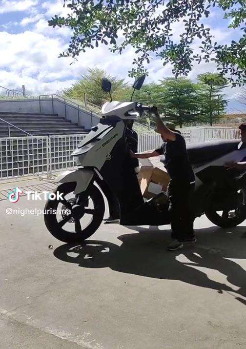 Viral penampakan sepeda motor matic raksasa.
