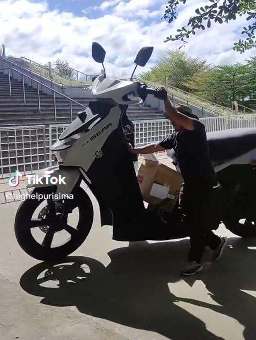 Viral penampakan sepeda motor matic raksasa.
