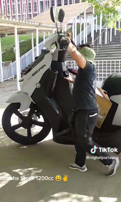 Viral penampakan sepeda motor matic raksasa.