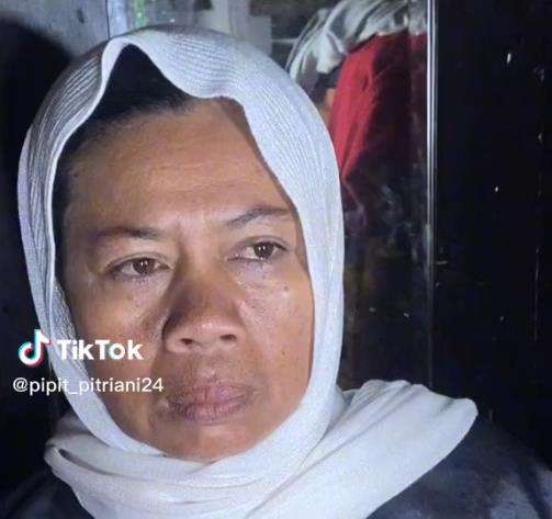 Kisah mengharukan pengantin wanita menikah di usia 48 tahun.