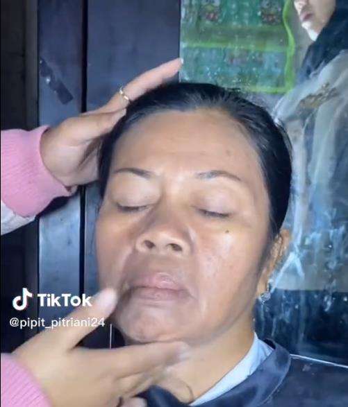Kisah mengharukan pengantin wanita menikah di usia 48 tahun.