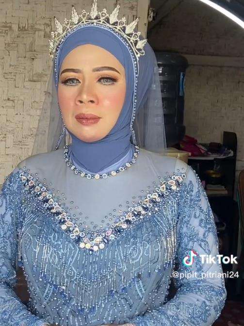 Kisah mengharukan pengantin wanita menikah di usia 48 tahun.